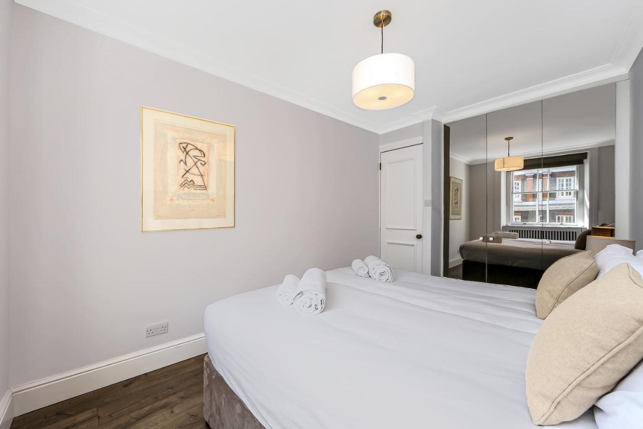 Apartmán 10 Curzon Street By Mansley Londýn Exteriér fotografie